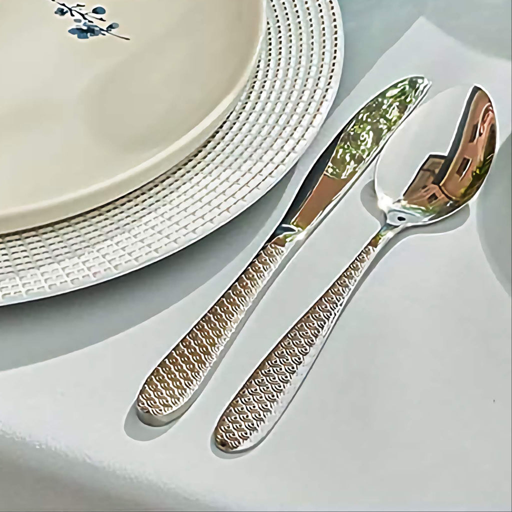 sztućce ze stali nierdzewnej wytrzymał orientale 24 elementy zbliżenie wysoka jakość tłoczony wzór łuski scapol