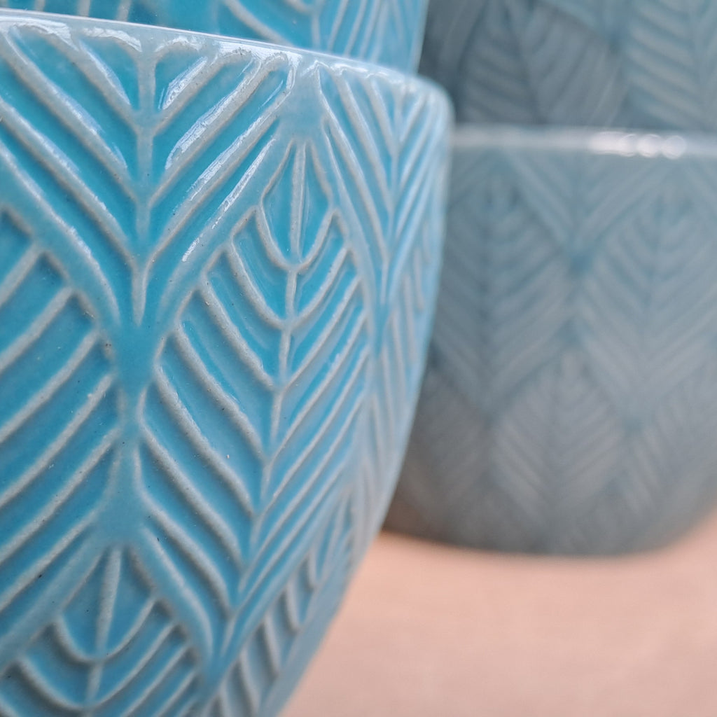 zbliżenie na piękne detale kubka maya w kolorze turkusowym ryflowane liście