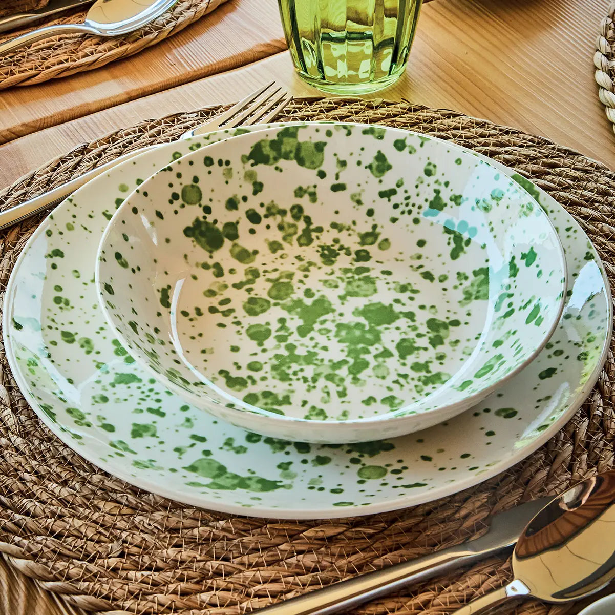 talerzem obiadowym i talerzem zoupiem zielonym wzorem w plamki Apulia Scapol Tognana