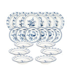 komplet talerzy z porcelany niebieskim wzorem na białym tle