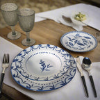 aranżacja scapol serwisu obiadowego z białej porcrelany i niebieski delikatny wzór marki tognana blue loira