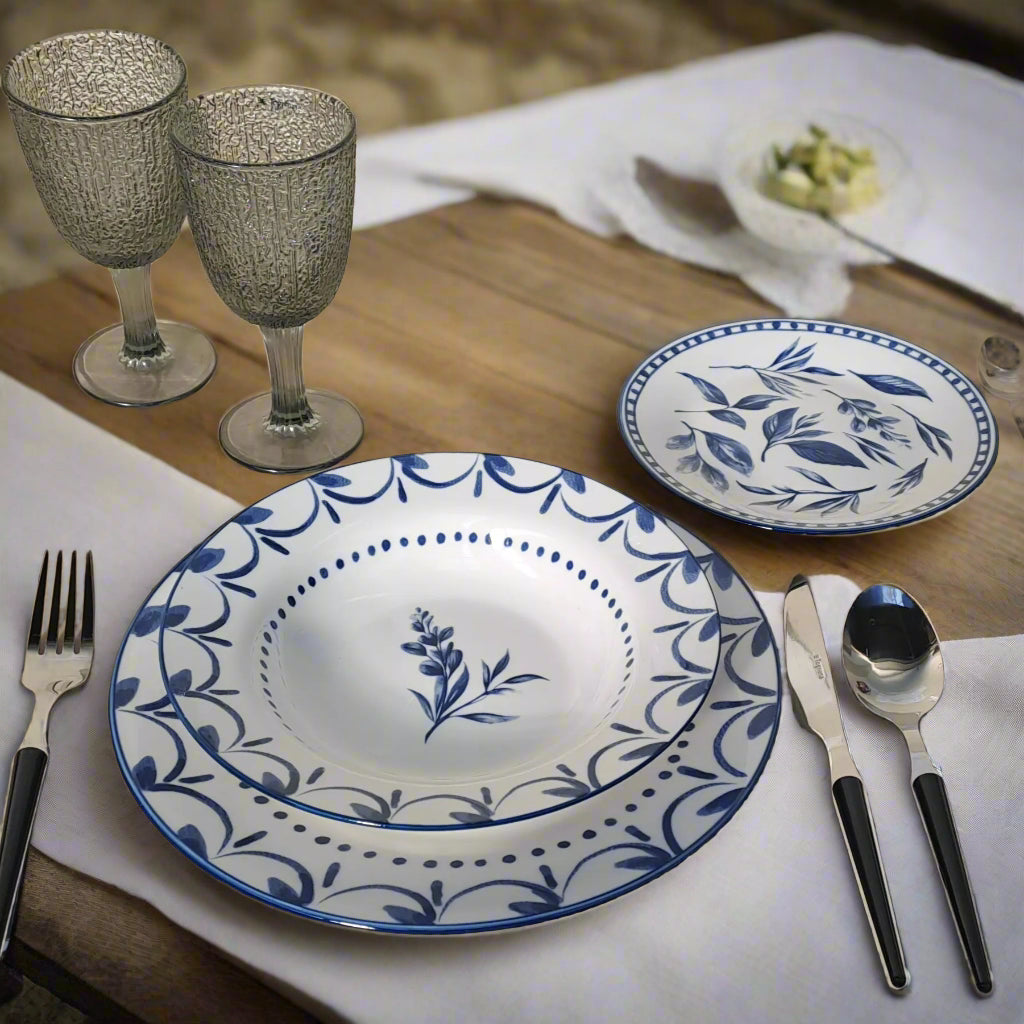 aranżacja scapol serwisu obiadowego z białej porcrelany i niebieski delikatny wzór marki tognana blue loira