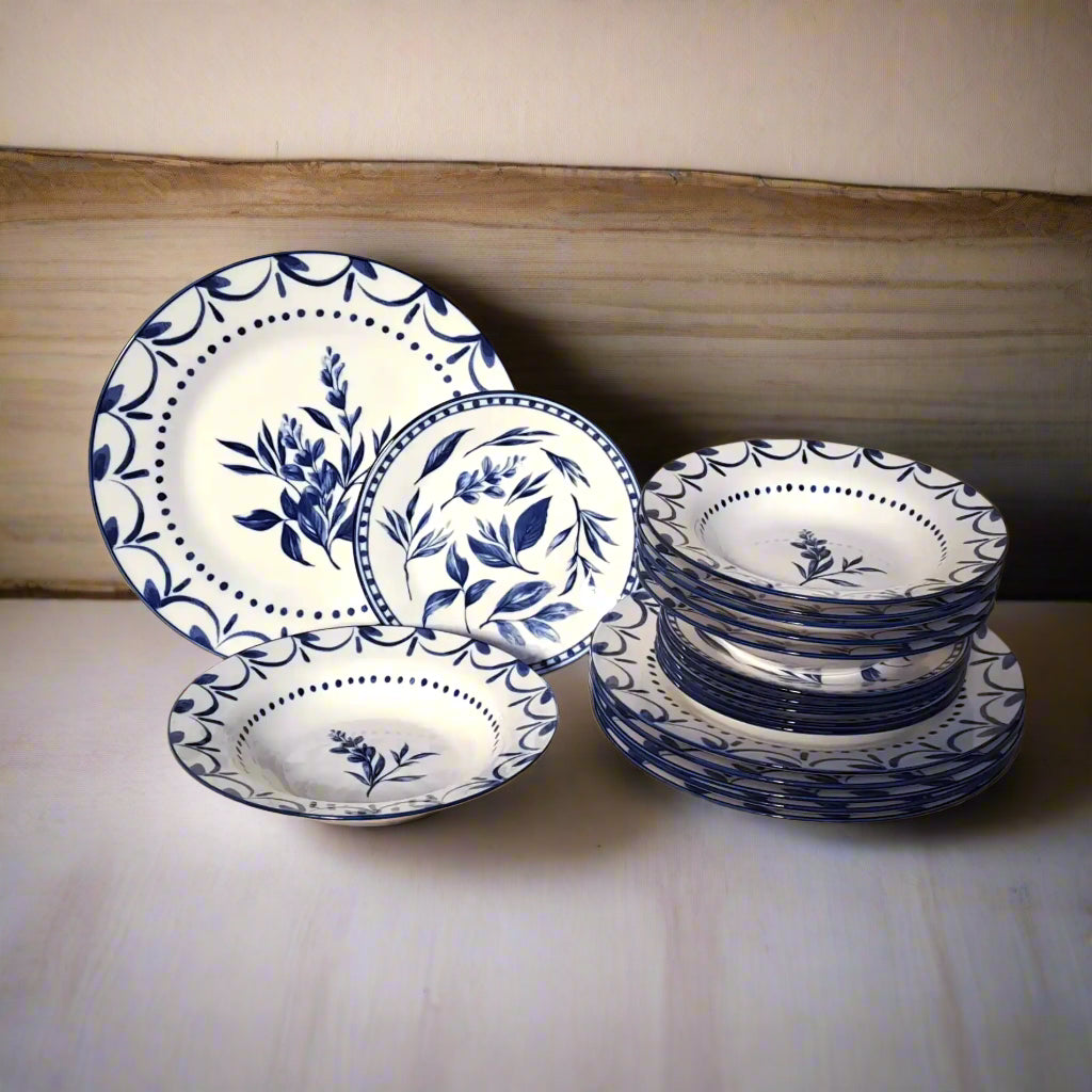 aranżacja serwisu obiadowego z białej porcelany i niebieski delikatny wzór marki tognana blue loira 