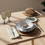 aranżacja serwis obiadowy z białej porcrelany i niebieski delikatny wzór marki tognana blue loira 