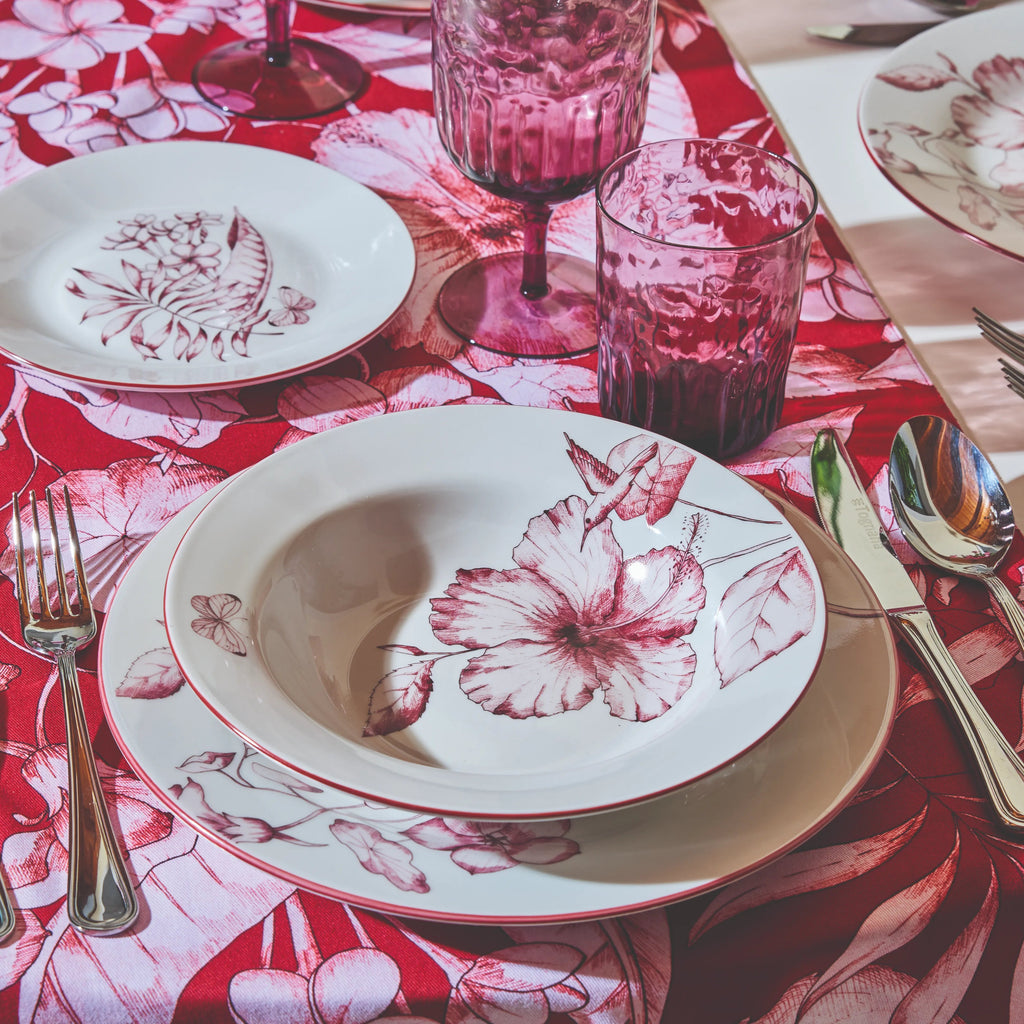 aranżacja zastawy obiadowej włoskiego producenta Tognana dostępnej w sklepie internetowym scapol.shop czerwona z motywem pięknego małego kolibra