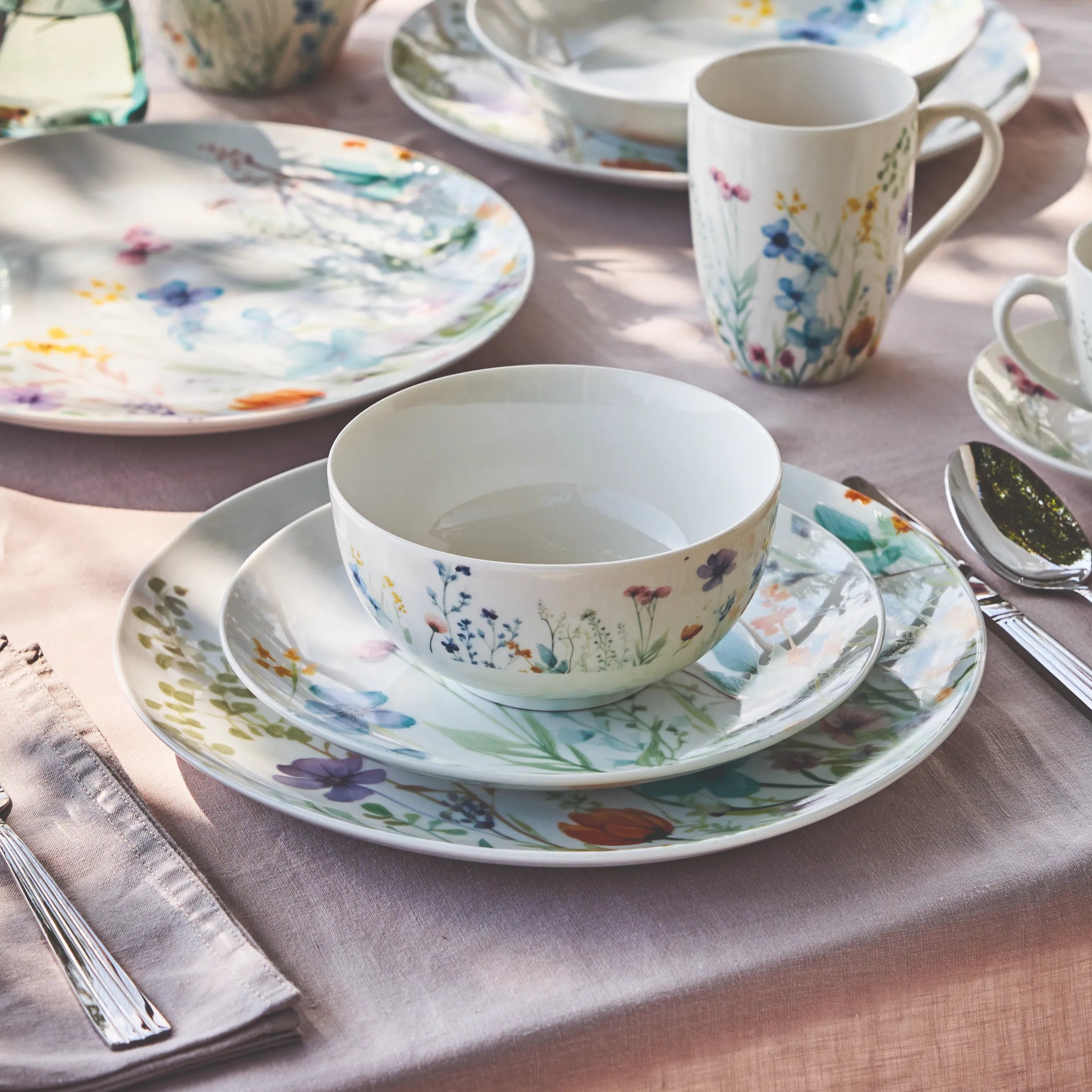 zastawa obiadowa florenne aranżacja na pudrowo różowym obrusie