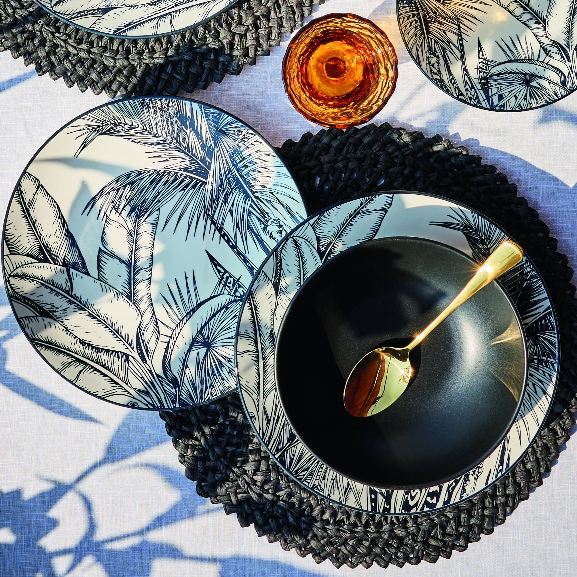 inspiracja zastawy stołowej malindi włoskiego producenta Tognana z motywem liści na talerzu obiadowym i deserowym oraz czarnym do zupy wykonanej z porcelany